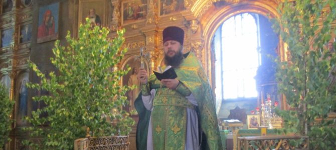 В праздник Святой Троицы (Пятидесятницы) протоиерей Алексий Ермаков совершил Божественную литургию